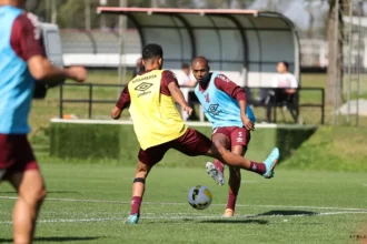 Fernandinho durante treino no CAT Caju