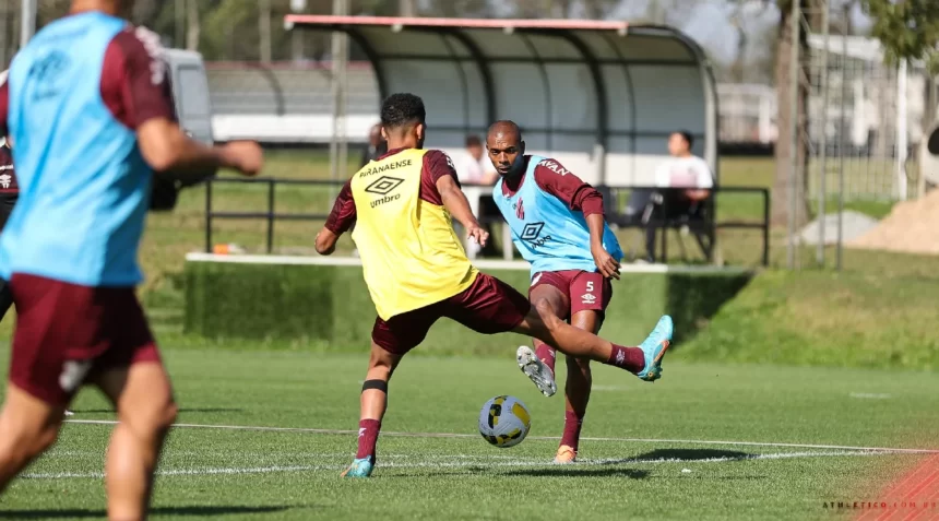 Fernandinho durante treino no CAT Caju