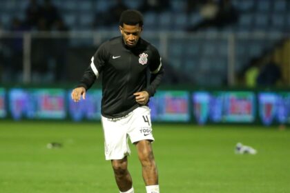 Gil no aquecimento do jogo contra o Avaí