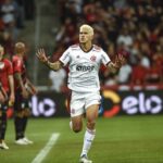 Pedro após gol na Arena da Baixada em Flamengo x Athletico-PR