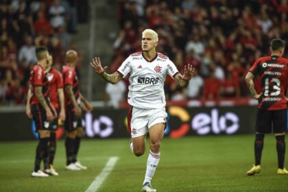 Pedro após gol na Arena da Baixada em Flamengo x Athletico-PR