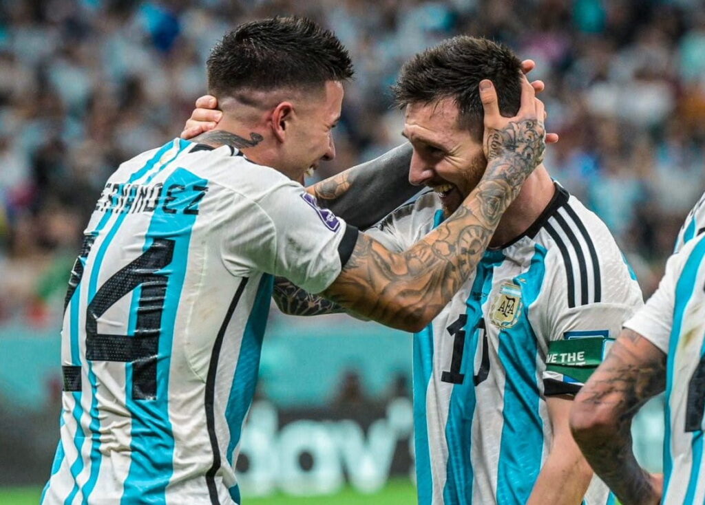 Argentina vence México por 2 a 0 com golaços de Lionel Messi e Enzo Fernández