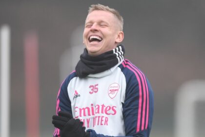 Oleksandr Zinchenko em risos no treino do Arsenal