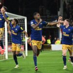 Jogadores do Newcastle United comemorando gol no jogo contra o Nottingham Forest