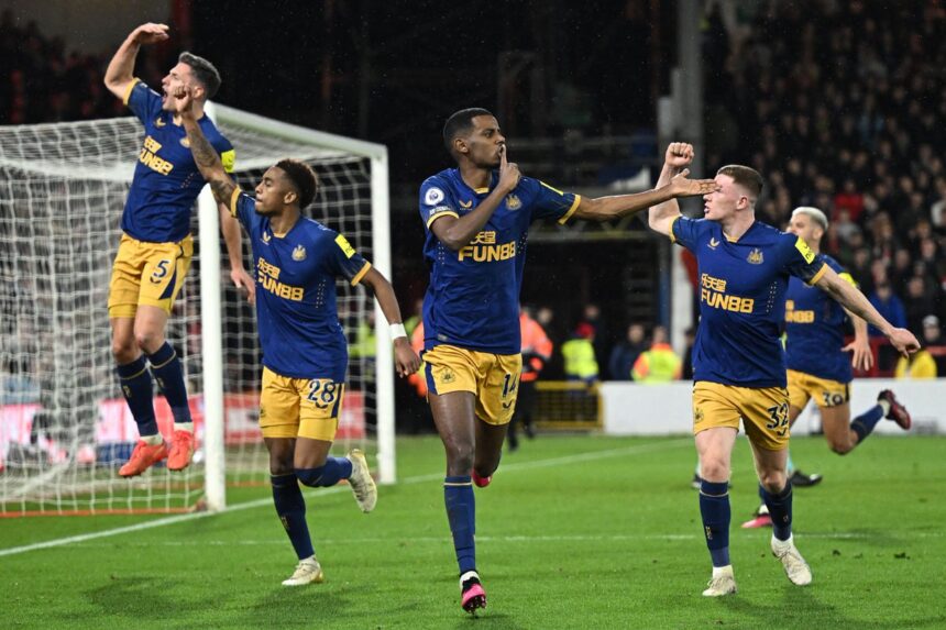 Jogadores do Newcastle United comemorando gol no jogo contra o Nottingham Forest