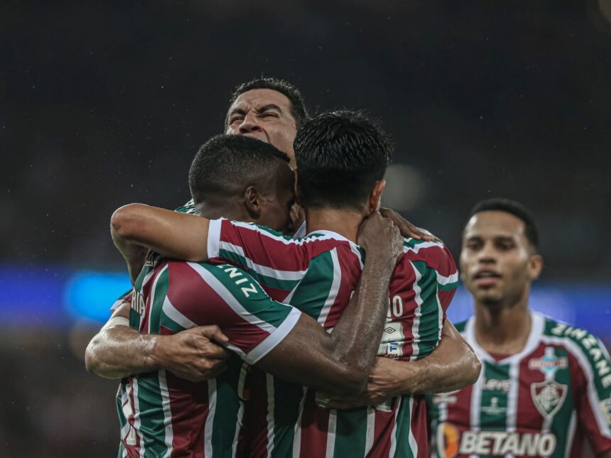 Fluminense goleia e vence jogo contra o Flamengo que perde título carioca