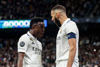 Vinícius Júnior e Karim Benzema após o primeiro gol