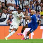 Vinícius Júnior e Reece James em campo no jogo de ida da Liga dos Campeões 2022-23