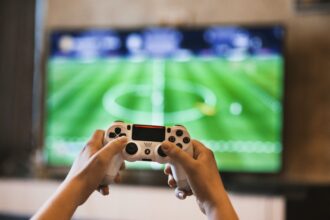 Jovem ganha até 50 mil libras por ano jogando apenas FIFA oito horas por dia em seu quarto