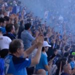 Torcida do Napoli no Estádio Diego Armando Maradona em Napoli x Fiorentina