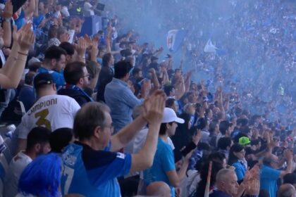 Torcida do Napoli no Estádio Diego Armando Maradona em Napoli x Fiorentina