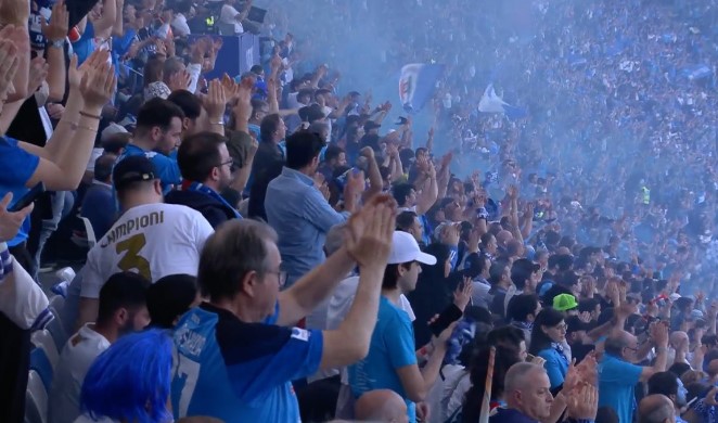 Torcida do Napoli no Estádio Diego Armando Maradona em Napoli x Fiorentina