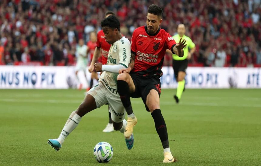 Endrick do Palmeiras em disputa de bola com jogador do Athletico-PR, em partida válida pela décima terceira rodada do campeonato brasileiro.