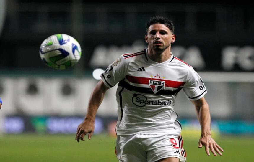 Jonathan Calleri deverá ser desfalque do jogo contra o Palmeiras pelo jogo de ida das quartas de final da Copa do Brasil