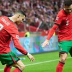 Cristiano Ronaldo fazendo nova comemoração ao lado de Diogo Dalot em Polônia x Portugal pela Nations League