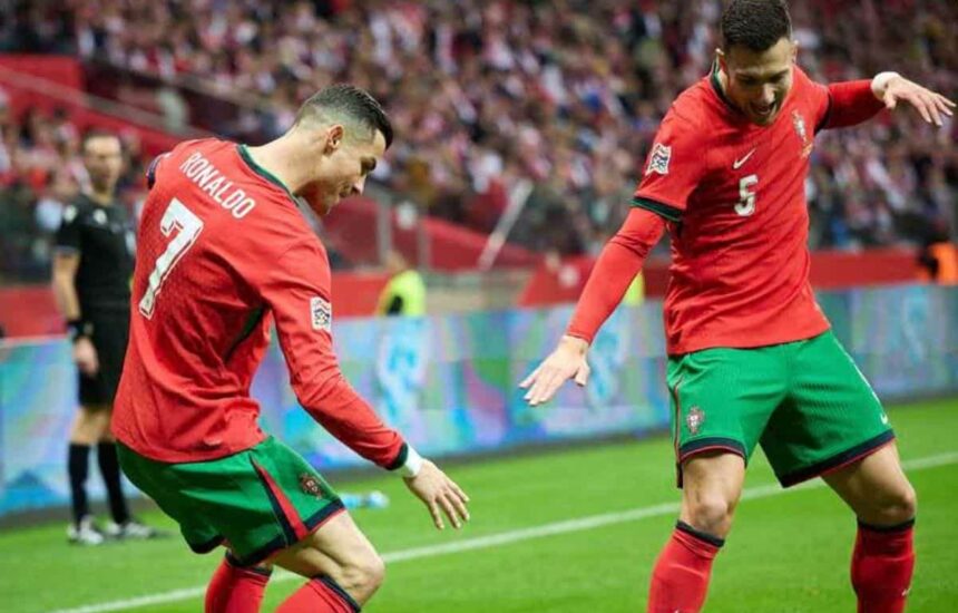 Cristiano Ronaldo fazendo nova comemoração ao lado de Diogo Dalot em Polônia x Portugal pela Nations League