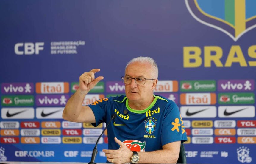 Dorival Jr durante coletiva de imprensa da Seleção Brasileira na Academia de Futebol do Palmeiras