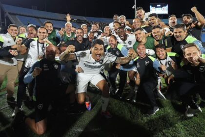 Equipe do Botafogo comemora classificação para a final da Libertadores da América 2024