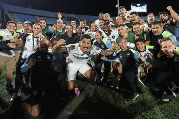 Equipe do Botafogo comemora classificação para a final da Libertadores da América 2024