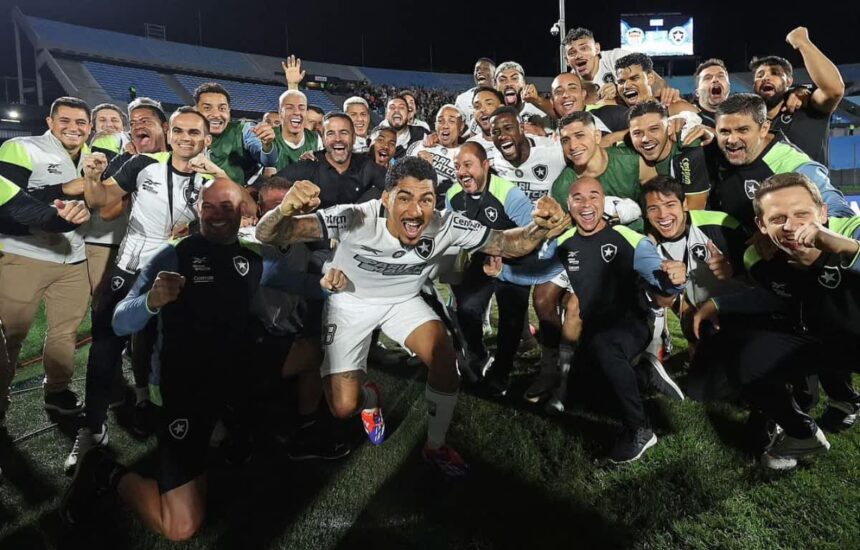 Equipe do Botafogo comemora classificação para a final da Libertadores da América 2024