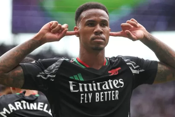 Gabriel Magalhães comemora gol contra o Tottenham pela Premier League