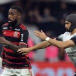 Gerson e André Ramalho disputam a bola em Corinthians x Flamengo pelo jogo de Volta da Copa do Brasil