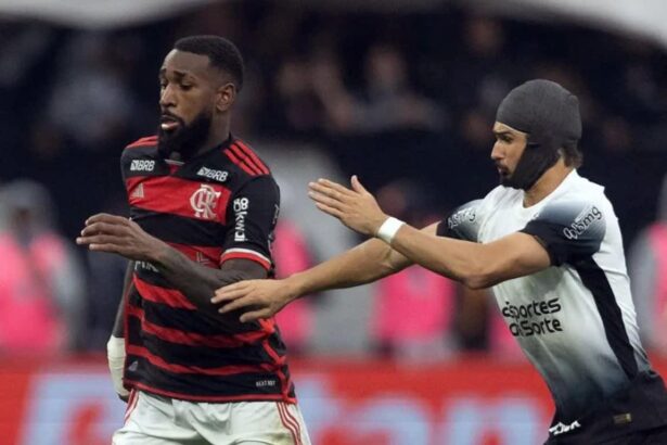 Gerson e André Ramalho disputam a bola em Corinthians x Flamengo pelo jogo de Volta da Copa do Brasil