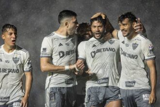 Hulk e jogadores do Atlético-MG comemorando gol contra o Vasco da Gama