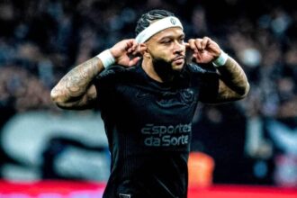 Memphis Depay em Corinthians 5 x 2 Athletico Paranaense pelo Brasileiro