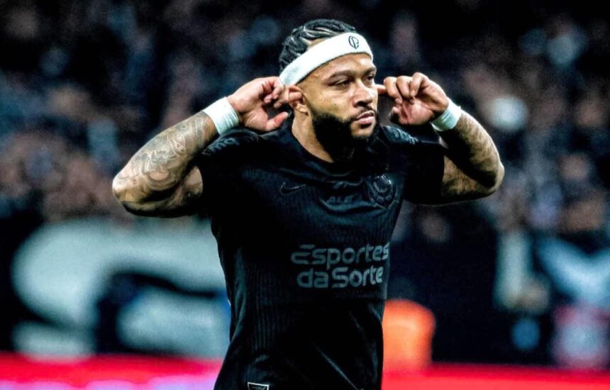 Memphis Depay em Corinthians 5 x 2 Athletico Paranaense pelo Brasileiro