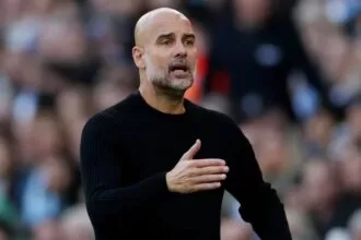 Pep Guardiola em jogo pelo Manchester City