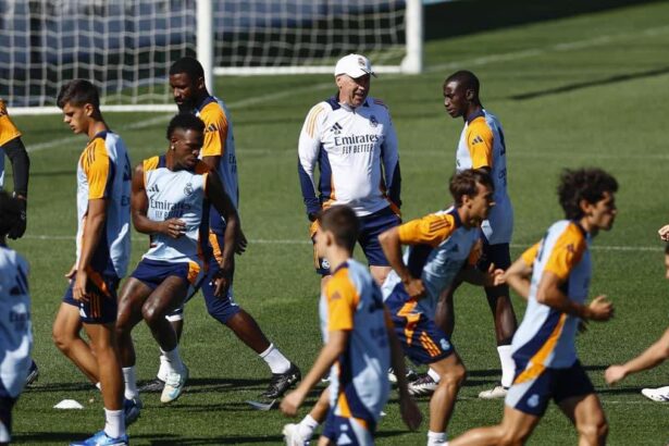 Ancelotti e elenco do Real Madrid durante treino