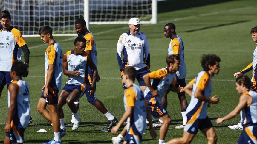 Ancelotti e elenco do Real Madrid durante treino