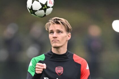 Martin Odegaard em treino do Arsenal antes do confronto pela Champions League