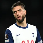 Rodrigo Bentancur em jogo do Tottenham na Europa League