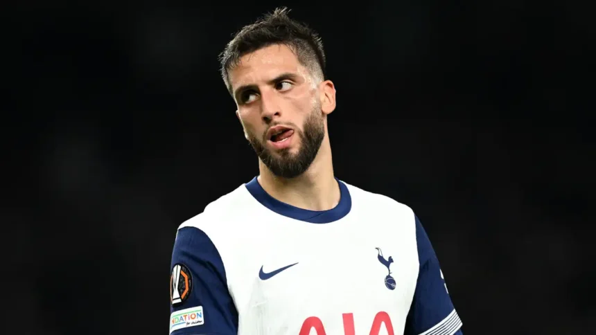 Rodrigo Bentancur em jogo do Tottenham na Europa League