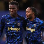Nicolas Jackson (à esquerda) ao lado de Raheem Sterling em treino do Chelsea — atacante senegalês desperta interesse do Barcelona, mas ainda sonha em permanecer na Premier League.