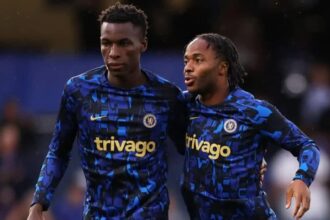 Nicolas Jackson (à esquerda) ao lado de Raheem Sterling em treino do Chelsea — atacante senegalês desperta interesse do Barcelona, mas ainda sonha em permanecer na Premier League.