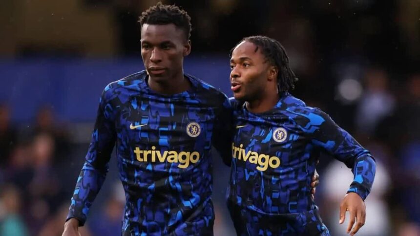 Nicolas Jackson (à esquerda) ao lado de Raheem Sterling em treino do Chelsea — atacante senegalês desperta interesse do Barcelona, mas ainda sonha em permanecer na Premier League.