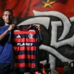 Samuel Lino posa com a camisa do Flamengo após ser oficializado como reforço para a sequência da temporada