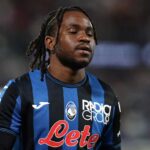 Ademola Lookman retorna ao Atalanta em meio a incertezas sobre seu futuro no clube.