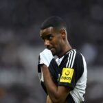 Alexander Isak em foco: atacante pressiona por saída e pode ser a nova estrela do Liverpool.