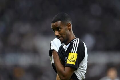 Alexander Isak em foco: atacante pressiona por saída e pode ser a nova estrela do Liverpool.