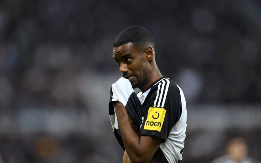 Alexander Isak em foco: atacante pressiona por saída e pode ser a nova estrela do Liverpool.