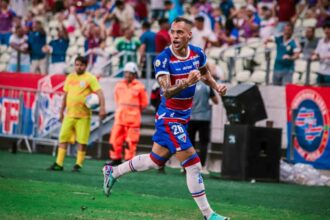 Breno Lopes comemora gol pelo Fortaleza