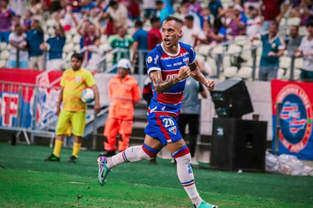 Breno Lopes comemora gol pelo Fortaleza
