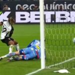 Carrillo marca nos acréscimos e salva o Corinthians de derrota