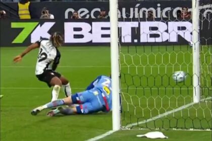Carrillo marca nos acréscimos e salva o Corinthians de derrota