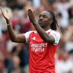 Eberechi Eze realiza o sonho de vestir a camisa do Arsenal após rejeitar o Tottenham.