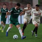 Flaco López em disputa de bola em Universitário x Palmeiras